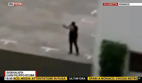 In un fermo immagine da Sky TG24, il probabile attentatore del centro commerciale a Monaco di Baviera dove è avvenuta una sparatoria con diversi morti, 22 luglio 2016. ANSA / FERMO IMMAGINE DA SKY TG24